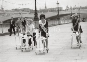 Butikkfestival i London, te-tralle-race langs Thames Embankment, 1969